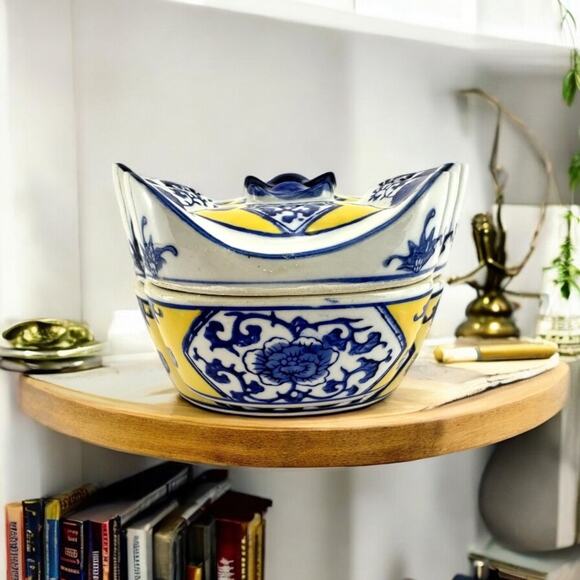 Chinese Vintage 1950s White, Yellow, and Blue Lucky Ingots Shaped Porcelain Box - Picture 2 of 10